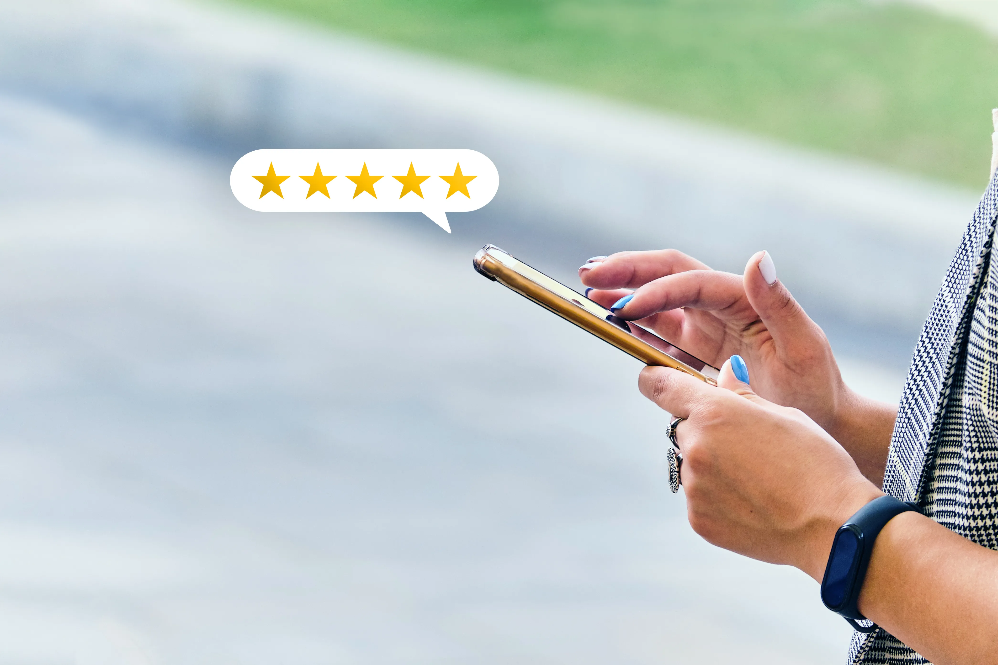 Klant schrijft een review op een smartphone